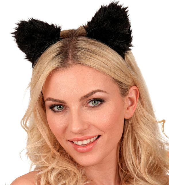 Pluizige zwarte kat oortjes vastgeclipt in lang blond haar, close-up