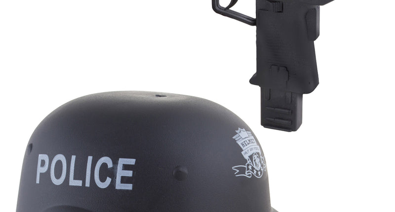Politie helm met uzi kind: zwarte helm met witte POLICE-letters en zwarte nep-uzi met oranje loopje