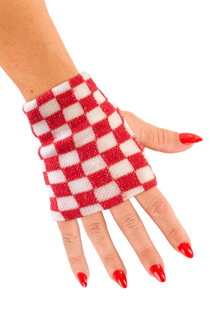 Polsbandjes Brabant met rood-wit blokpatroon, vingerloos over de handrug gedragen tijdens carnaval