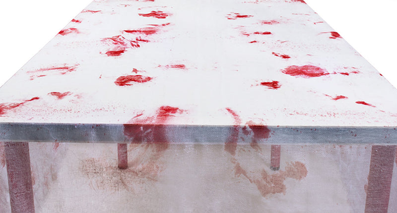 Polyester tafelkleed Bloody in wit met rode bloedvlekken over het tafelblad, halloweendecoratie