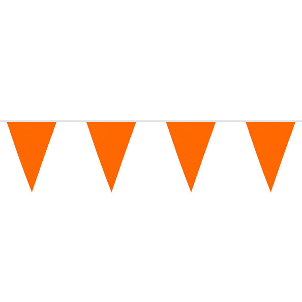 Polyester vlaggenlijn oranje met effen puntvlaggetjes op gelijke afstand aan een wit koord voor Koningsdag