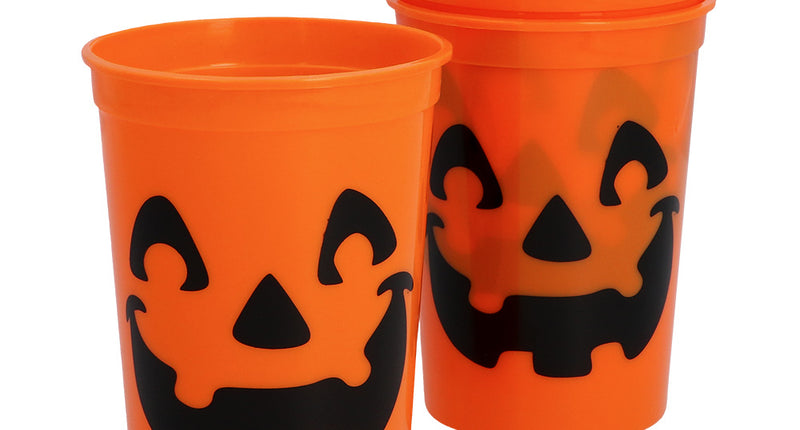 Pompoen bekers oranje, vier gestapelde kunststof bekers met zwart lachend pompoengezicht voor Halloween