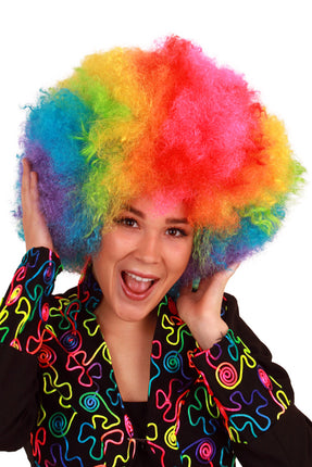Pruik afro regenboog met brede banen roze, geel, blauw en paars, gedragen op een Pride-feest