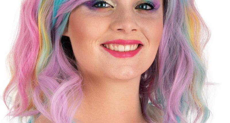 Pruik Alicia halflang met waves in pastelroze, lila en mintblauw, gedragen met zijscheiding