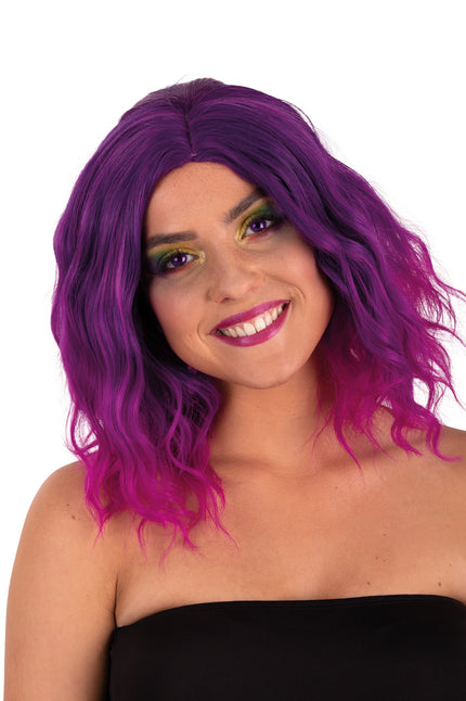 Pruik Alicia paars halflang met waves en fuchsia punten voor een themafeest