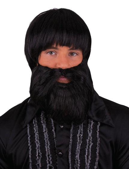 Pruik en baard zwart met korte coupe, rechte pony en volle baard met snor voor heren op een themafeest