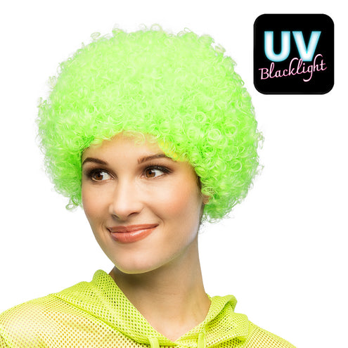Pruik curly neongroen UV met korte neongroene krullen, gedragen door dame op neonparty