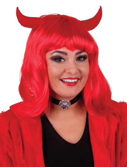 Pruik Devilicious met hoorntjes, felrode damespruik met rechte pony en rode hoorntjes voor Halloween