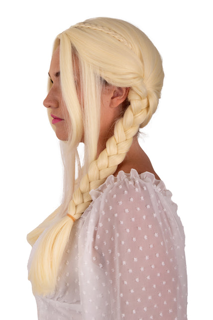Pruik Elvina blond van de zijkant, vlecht langs de schouder met losse lokken bij het gezicht