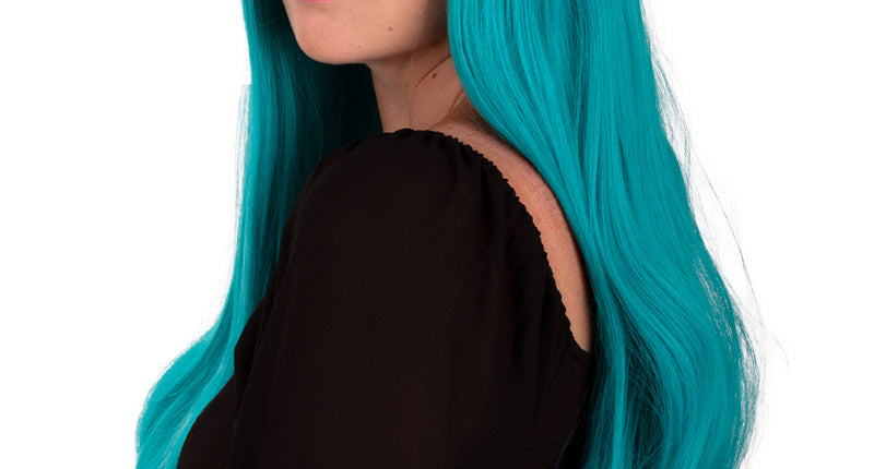 Pruik Eowyn turquoise, lang egaal turquoise haar met smalle vlecht over de kruin, voor een themafeest