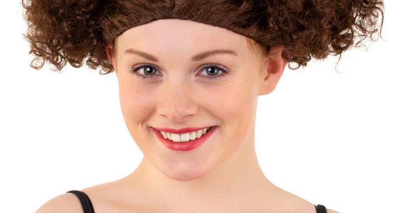 Pruik Knottie bruin met middenscheiding en twee krullende knotjes, gedragen door een dame voor een themafeest