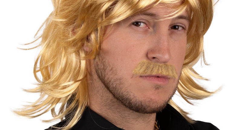 Pruik Mick blond, halflange goudblonde herenpruik met gelaagde coupe en zijpony voor een jaren 80-feest