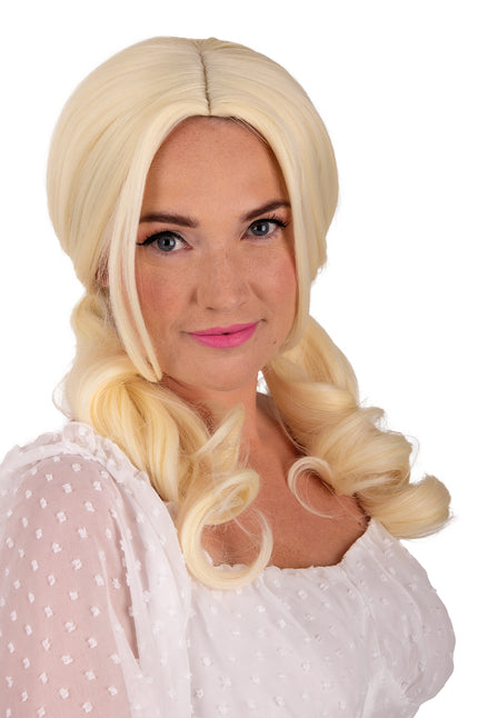 Pruik Raewyn blond met middenscheiding en twee lage staarten met krullende punten voor dames