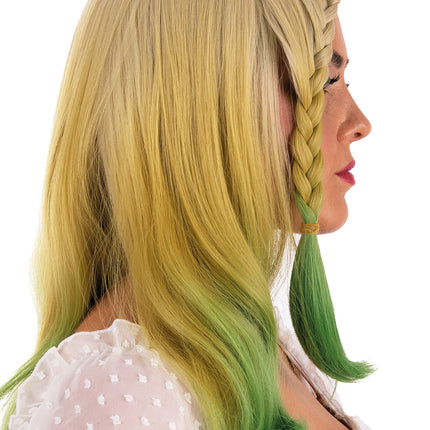 Pruik Rebecca zijaanzicht met ingevlochten vlecht langs het gezicht en groene haarpunten
