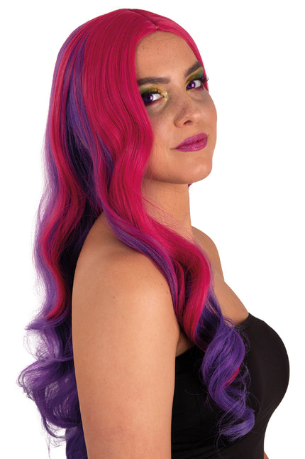 Pruik Selena lang met krullen pink, roze haar met paarse punten en middenscheiding, voor een themafeest