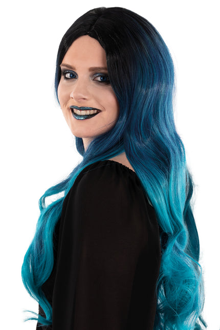 Pruik Selena met lange krullen, zwarte aanzet die naar blauw en turquoise verloopt, gedragen door dame