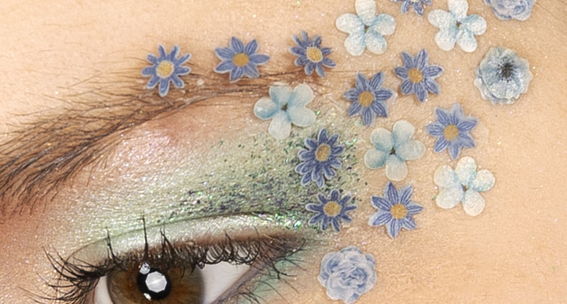 PXP pressed chunky flowers blue mix: blauwe en witte bloemetjes in wax rond het oog als eyedesign