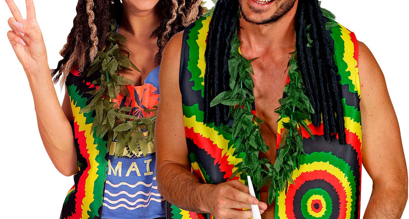 Rasta vest in groen, geel en rood gedragen door dame en heer met dreadlockpruik, voor Jamaica party