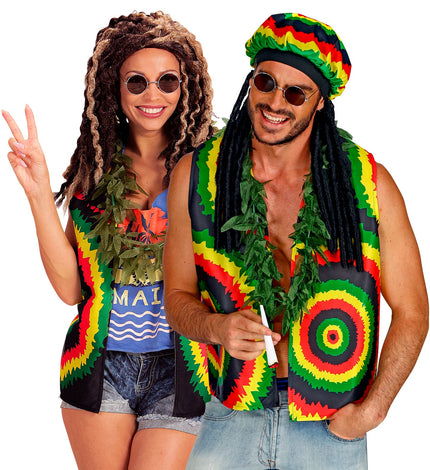 Rasta vest in groen, geel en rood gedragen door dame en heer met dreadlockpruik, voor Jamaica party