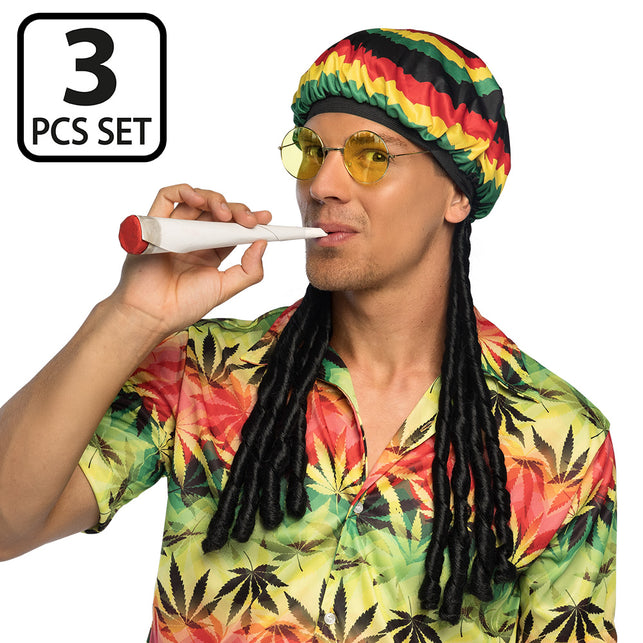 Rastamuts met zwarte dreadlocks en ronde gele bril gedragen door een man op een reggaefeest