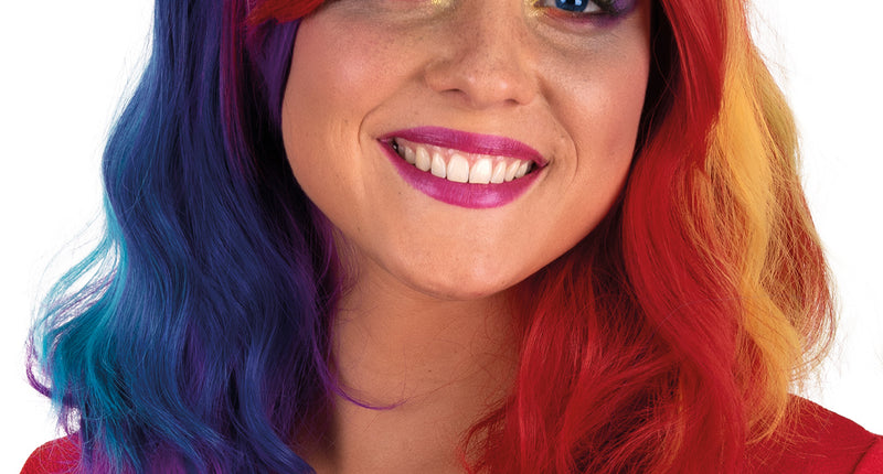 Regenboogpruik Alicia half lang met waves, rood met blauw en paars, gedragen door dame op themafeest