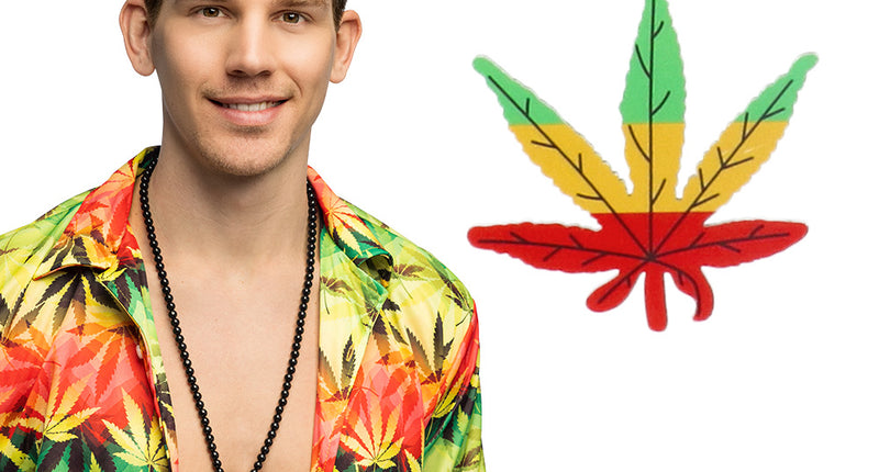 Reggae ketting met zwarte kralen en hennepblad in groen, geel en rood, gedragen over een open overhemd