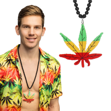 Reggae ketting met zwarte kralen en hennepblad in groen, geel en rood, gedragen over een open overhemd