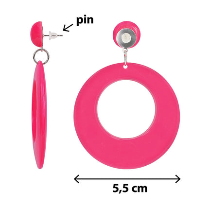 Retro oorbellen neonroze van opzij en voor, met steker, ringetje en hanger van 5,5 cm