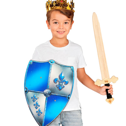Ridderschild fleur-de-lis in blauw en zilver, gedragen door een jongen in koningslook