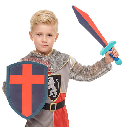 Ridderset voor jongens met schild met rood kruis en blauw-rood zwaard in de hand, tijdens carnaval