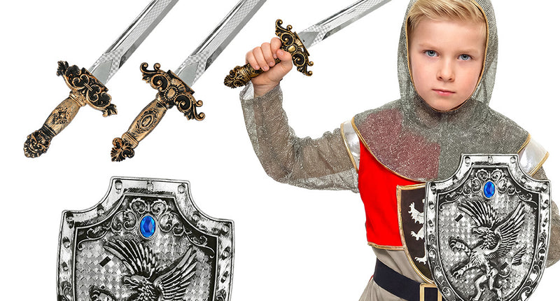 Ridderset voor kinderen met zilveren griffioenschild en twee zwaarden, gedragen bij een ridderkostuum