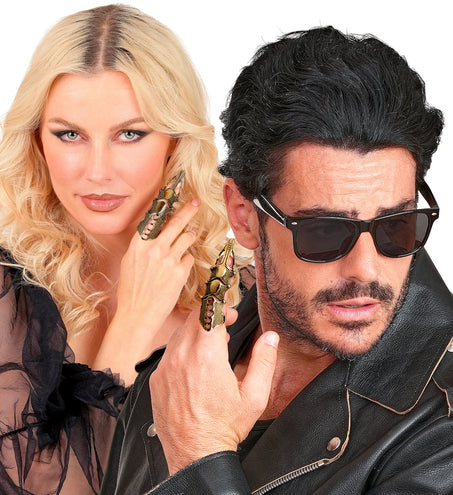 Ring harnas goud gedragen door dame en heer bij zwarte gothic outfits