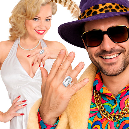 Ring met nep diamant gedragen bij een pimplook met panterhoed en gouden schakelketting