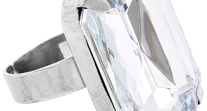 Ring met nep diamant met grote rechthoekige heldere steen in zilverkleurige zetting