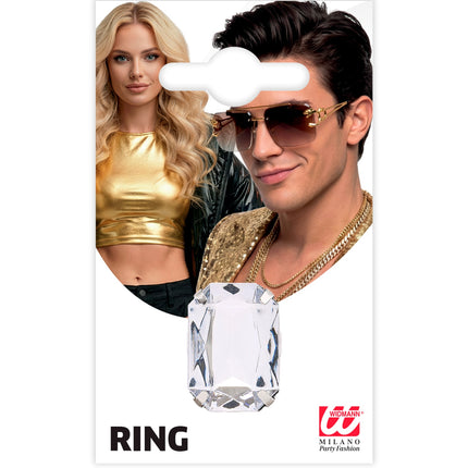 Ring met nep diamant op verpakkingskaart, heldere rechthoekige steen voor een foute party