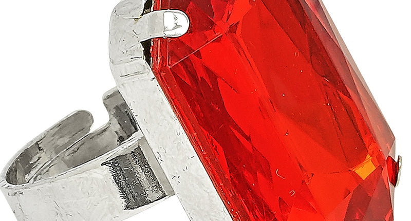 Ring rood gemsteen met grote rechthoekige rode steen in zilverkleurige zetting