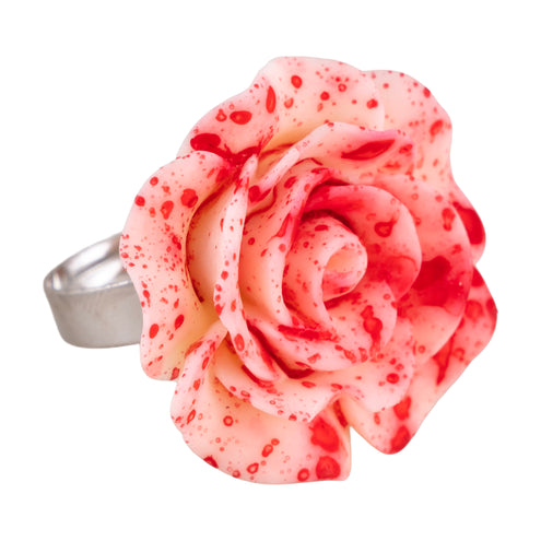 Ring met roos met nep bloedspetters, roomwitte roos met felrode spatten op zilverkleurige band