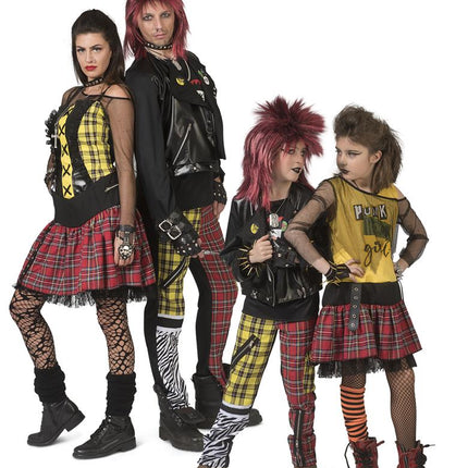 Rocker pak Patrick gedragen als punkoutfit op een jaren 80-feest, met andere punklooks erbij