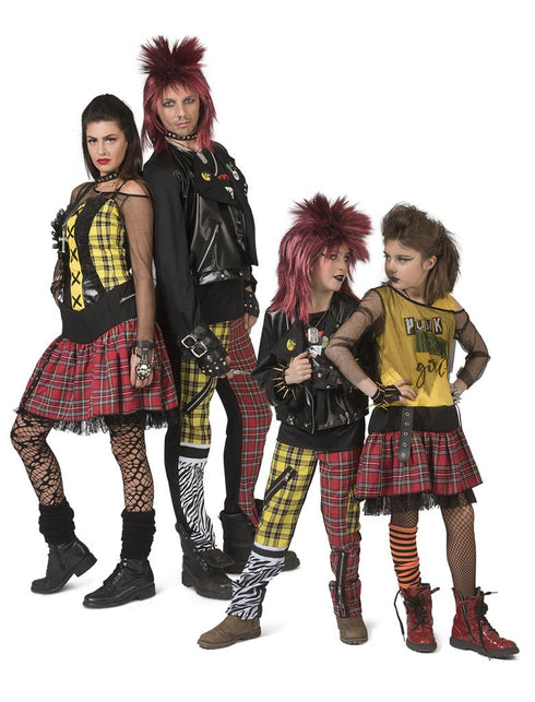Rocker pak Patrick gedragen als punkoutfit op een jaren 80-feest, met andere punklooks erbij