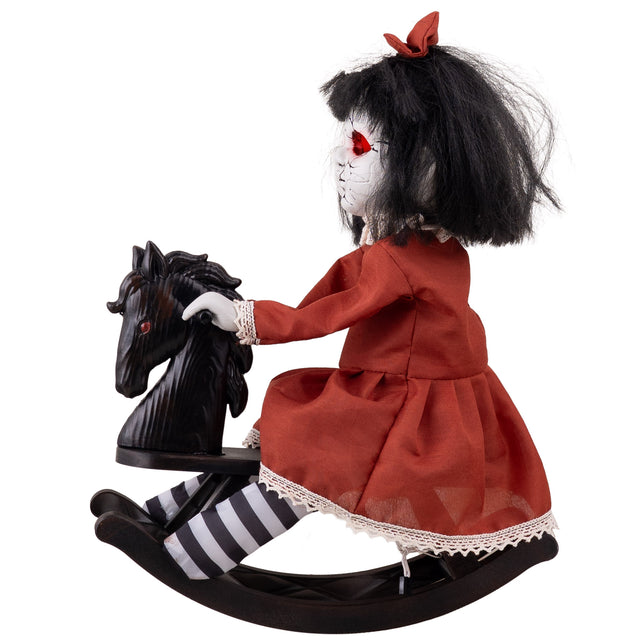 Rockin Rosie animatronic in profiel, roodbruine jurk met kanten zoom op schommelende voet