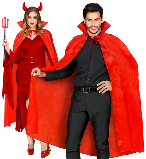 Rode cape 130 cm met staande kraag, gedragen door dame en heer voor Halloween
