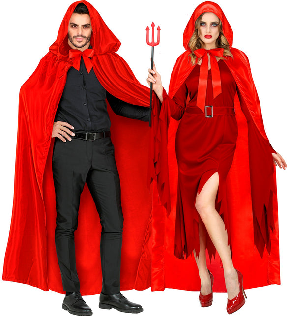 Rode cape met kap bij een duivelslook met drietand, voor Halloween