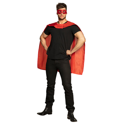 Rode cape en rood oogmasker gedragen door een man bij een zwart shirt