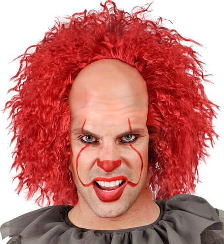 Rode clownspruik van dichtbij met kroezige lokken tot in de nek
