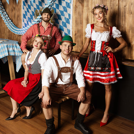Rode dirndl Helena met witte satijnbanen op de rok, gedragen in een Beierse feesttent
