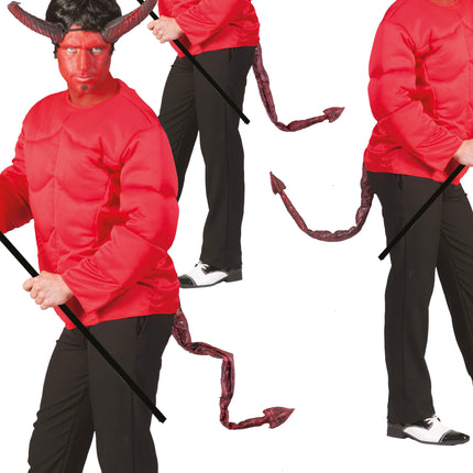 Rode duivelsstaart gedragen aan de taille bij een rood duivelsshirt op Halloween
