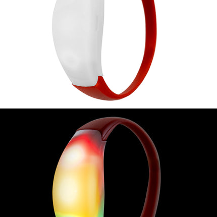Rode led armband met drie lampjes achter een witte kap, oplichtend op een festival