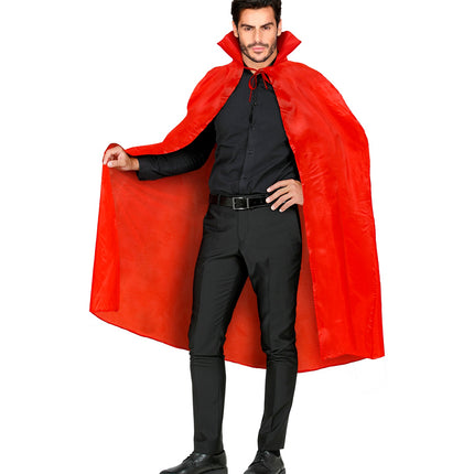 Rode polyester cape open gedragen over zwart overhemd, valt tot de kuit