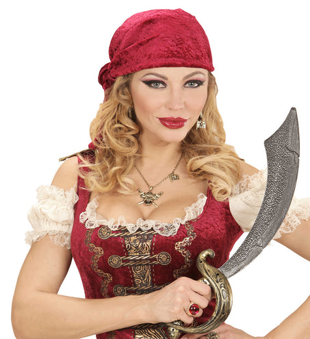 Rode steen ring in goudkleur gedragen door een dame als piratenlook voor een themafeest