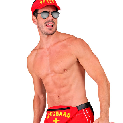Rode zonneklep en heuptas van de lifeguard baywatch set gedragen door een man